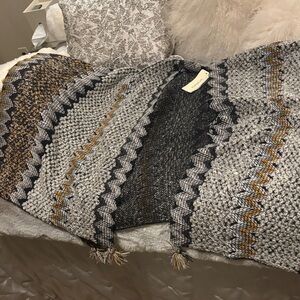 Chic Textured shawl/wrap in Gray and Brown